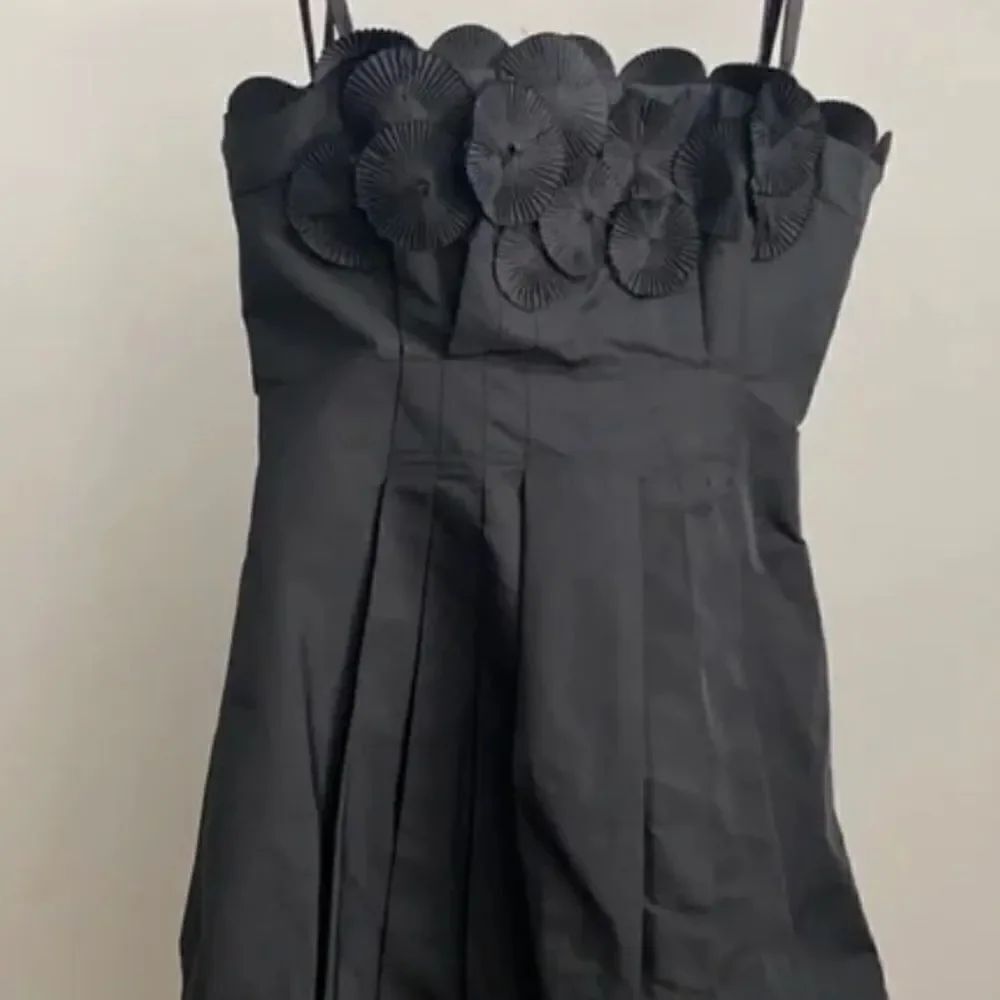 BCBG Maxazria Dress - Strapless Floral Detail Mini Black Dress - Size 4